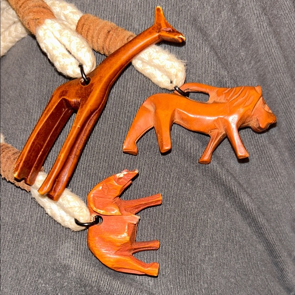 VTG Women’s Braided Rope Belt Cream & Brown Wooden Animal Charms Lion Giraffe - Picture 8 of 8